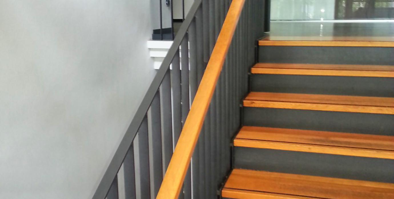 CSSW GmbH Stahltreppe mit Eichenstufen und Eichenhandlauf - Luisenheim
